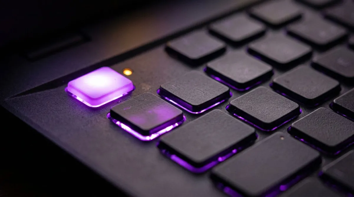 Nahaufnahme der Fn-Taste mit Kontroll-LED, der Sperre hinter jedem Screenshot auf einem Asus Laptop